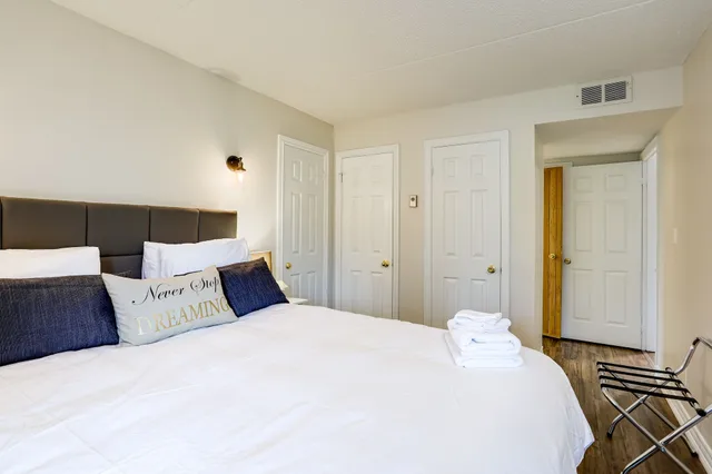 Green, 3 Queen Beds, Sofa, The Lodges At Blue Mountain Wintergreen Condos 2/10