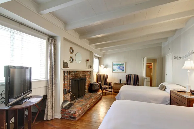 Room, 2 Double Beds, Two Extra Beds، The Tides Laguna Beach 1/3