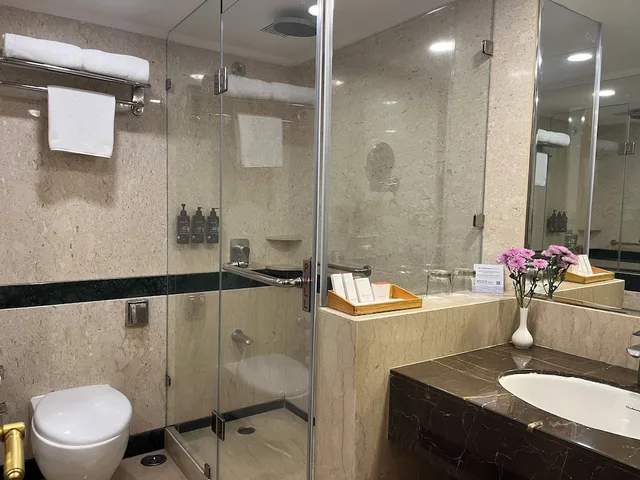 غرفة بريميوم بسرير فردي بإطلالة جزئية على البحر، Ramada Plaza Palm Grove 6/8
