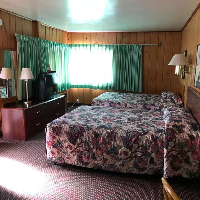 غرفة ثلاثية بإطلالة على البحيرة، Sun 'n Snow Motel 3/10