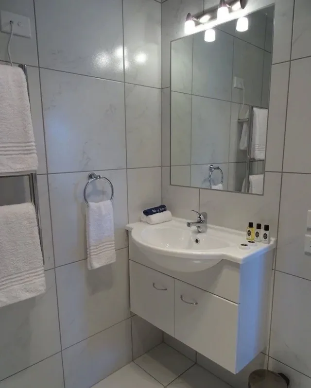 Plus, Suite, 1 King and 1 Single Beds, BKs Premier Motel Hamilton 2/2