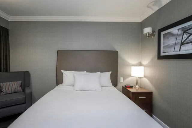 غرفة قياسية بسرير كوين، Sandman Hotel Revelstoke 2/4