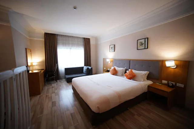جناح جونيور، Mado Hotel 2/2