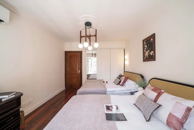 Senior, Apartment, 1 Queen and 2 Double Beds، Book and Bed-People's Square 3/10