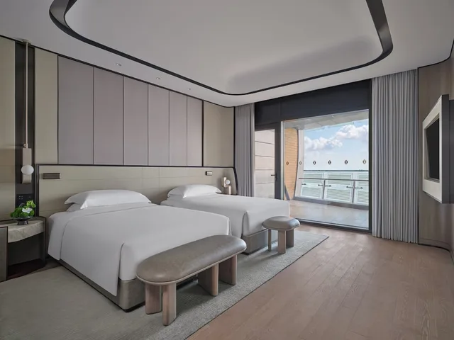 غرفة كلاسيكية بسريرين مزدوجين بشرفة، InterContinental Shanghai Harbour City 3/4