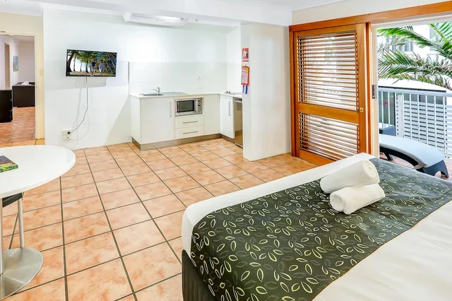 Studio, King Bed, Partial Beach View، Paradise on the Beach 3/6