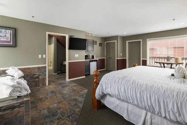 Downtown, Deluxe, King Bed, Sofa، Old Harbor Inn 2/4