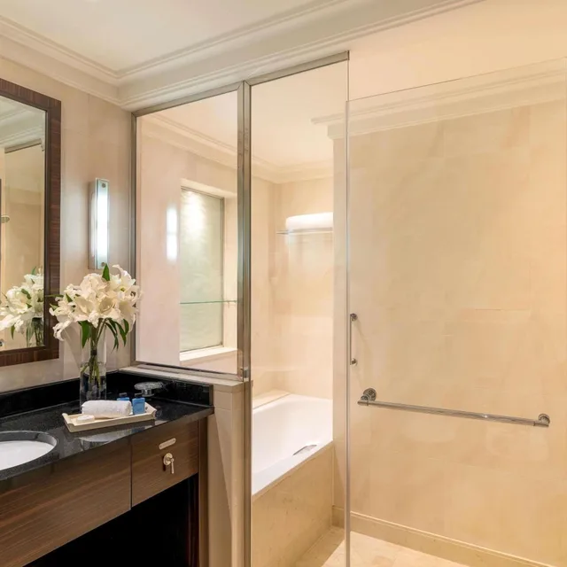 غرفة ديلوكس بسرير فردي بإطلالة جزئية على البحر، فندق موڤنبيك الخُبر(Movenpick Hotel Al Khobar) 5/6