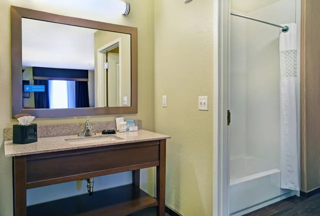 استوديو بسرير كينج، Hampton Inn and Suites Milwaukee Franklin 4/6