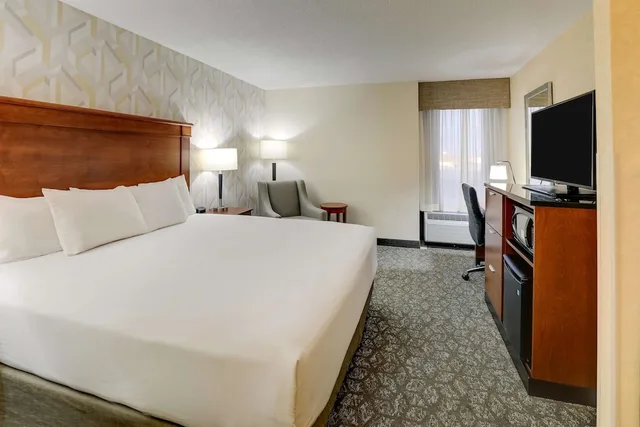 غرفة بسرير كينج بحوض استحمام في طابق مرتفع لذوي الإعاقة، Drury Inn & Suites Marion 5/6
