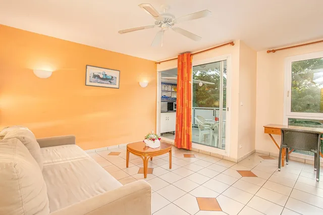 شقة بسرير مزدوج بغرفة نوم واحدة مع أريكة بمطبخ صغير، Karibea Resort Sainte Luce Residence Caribia 3/4