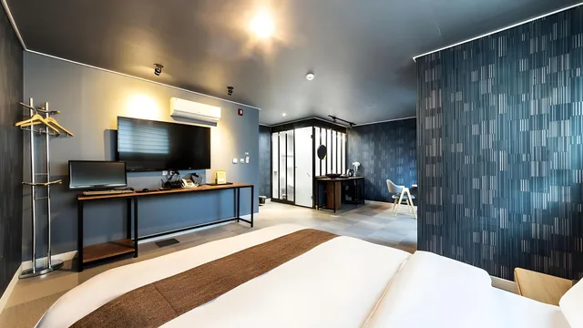 غرفة بريميوم بفرشتي فوتون وسرير كوين، Malu Hotel 3/4
