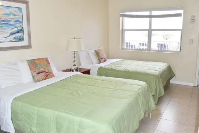غرفة ديلوكس بسريرين كوين بإطلالة على البحر بمطبخ صغير، Golden Sand Oceanfront 1/2
