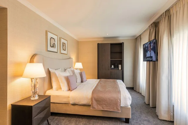 غرفة كومفورت ثلاثية بسرير كوين مع أريكة، Hotel Dukes Arches 1/1