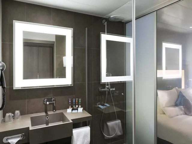 Executive, Queen Bed, Sofa, NOVOTEL CHATEAU DE VERSAILLES 5/6