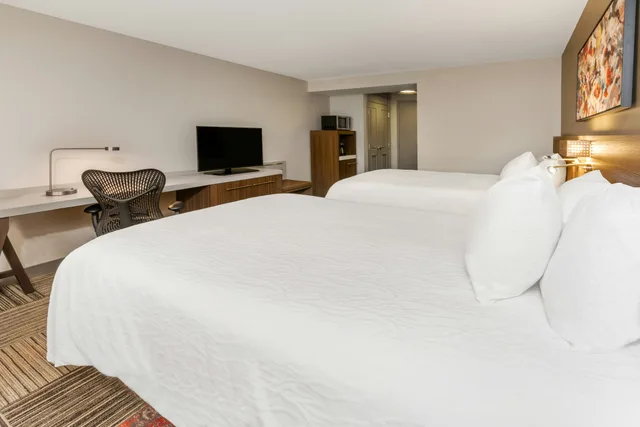 غرفة بسريرين كوين بحوض استحمام لذوي الإعاقة، Hilton Garden Inn Syracuse 3/3