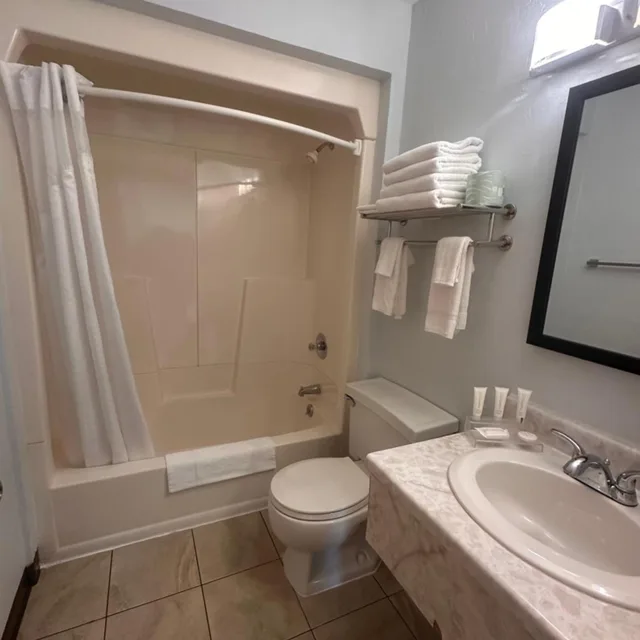 جناح، Pictured Rocks Inn & Suites 4/7