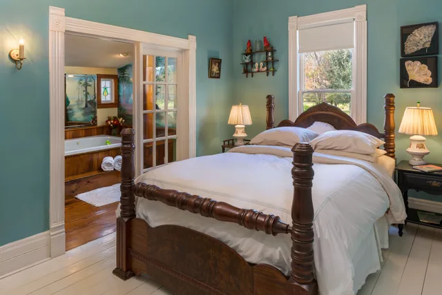 Haven, Private, Cottage, 2 Queen Beds, Private Bathroom، Maison D Memoire Bed & Breakfast Cottages 2/4
