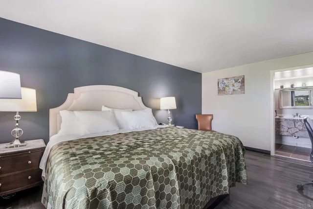 غرفة قياسية بسرير كينج، Econo Lodge Neenah 10/10
