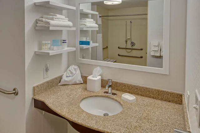 غرفة بسرير كينج لذوي الإعاقة، Hampton Inn By Hilton Dunn 3/4