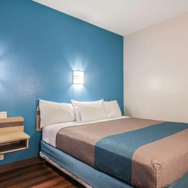 1 King Bed - Mobil Access Tub Nsmk Micfridg, Motel6 New Braunfels, TX 2/9