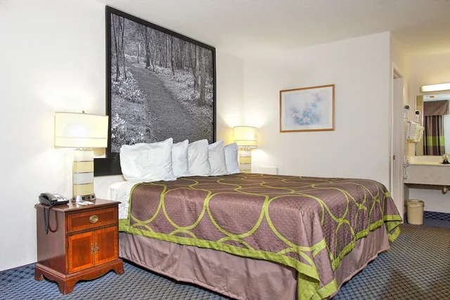 Standard, King Bed, Smoking, Super 8 By Wyndham Christiansburg 3/5