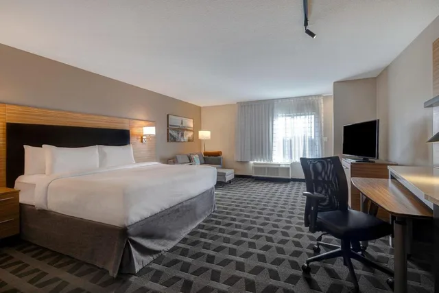 غرفة بسرير كينج مع أريكة، Courtyard St. Louis Brentwood 3/20