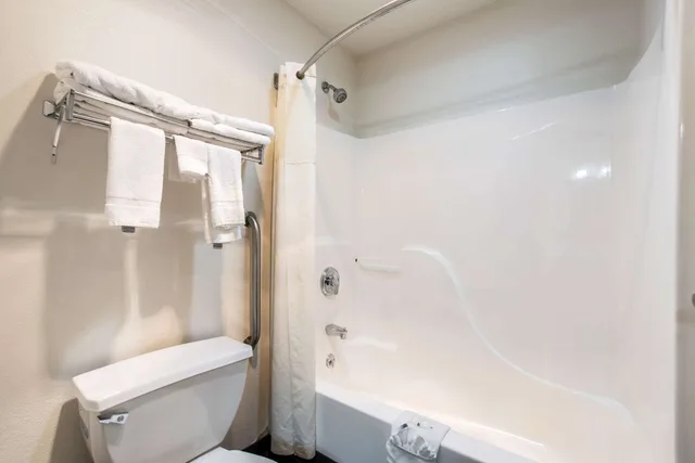 Standard, King Bed, Quality Inn & Suites Menomonie 3/3