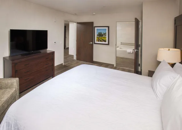 جناح بسرير كينج بغرفة نوم واحدة لذوي الإعاقة، Hilton Garden Inn Burbank Downtown 1/4