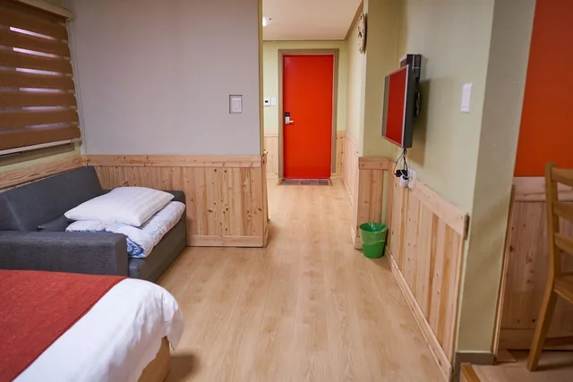 غرفة ثلاثية بسرير كوين وسرير فردي، R Guesthouse 10/10