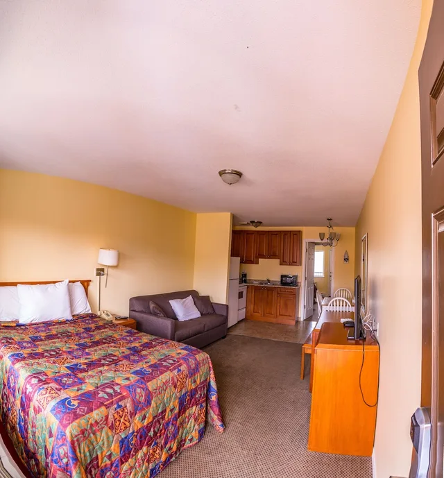 جناح عائلي بسريرين كوين مع أريكة، Sahara Courtyard Inn Penticton 2/10