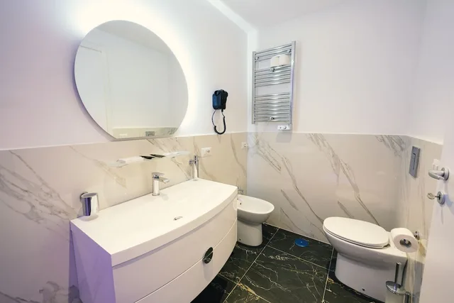 غرفة قياسية بسريرين منفصلين وسرير كوين بإطلالة على المدينة، San Pietro Grand Suite 3/5