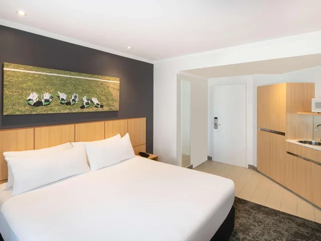 غرفة قياسية بسرير كينج وسرير كوين، Mercure Sydney Bankstown 2/10