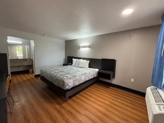 غرفة بسرير كينج لذوي الإعاقة، Motel6 Sulphur, LA 1/10