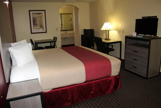 غرفة بسرير كينج، Scottish Inns Fort Worth 2/2