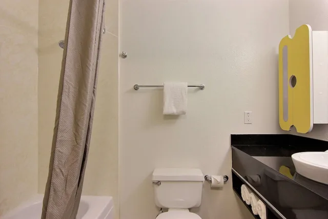 غرفة قياسية بسريرين مزدوجين لذوي الإعاقة، Studio 6 Extended Stay - Austin, TX - Midtown 8/10