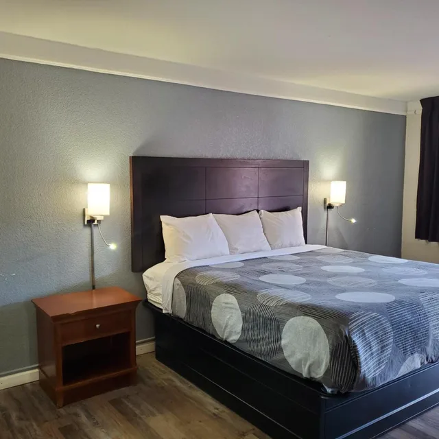 Room, King Bed, Relax Inn 2/10