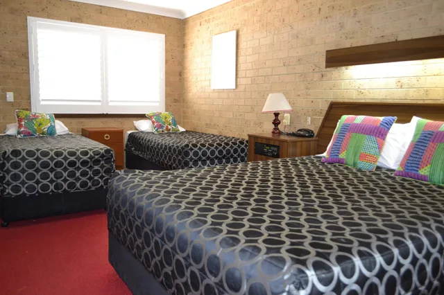 غرفة ديلوكس عائلية بسرير كوين وسريرين منفصلين، Tamworth Motor Inn 1/2