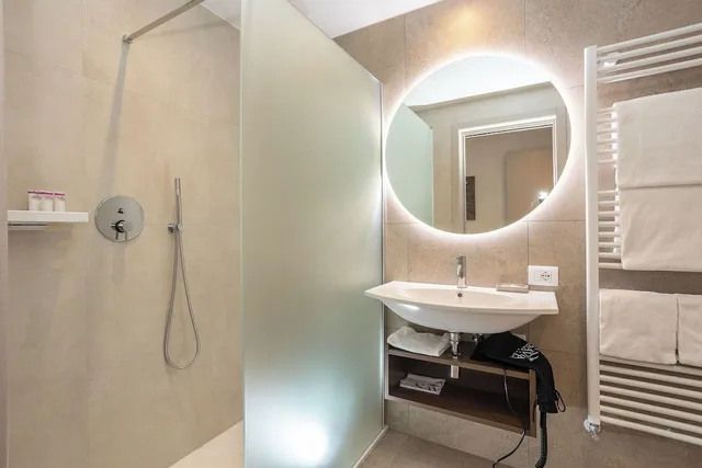 جناح بسرير كوين مع أريكة، Savoia Thermae Spa 8/8