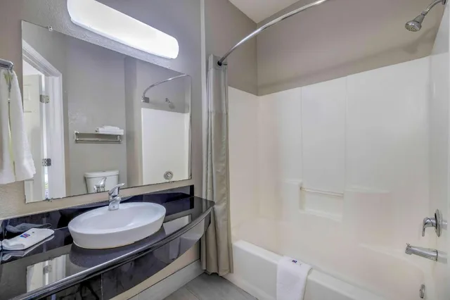 جناح بسريرين مزدوجين بمطبخ للمدخنين، Motel6 Cedar Park, TX 8/10