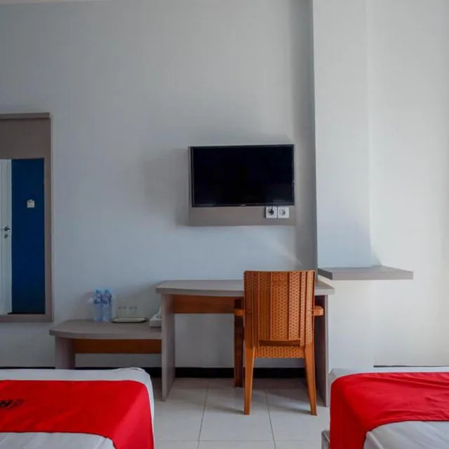 غرفة ديلوكس بسريرين منفصلين، RedDoorz Plus Syariah @ Hotel Boulevard Luwuk 9/10