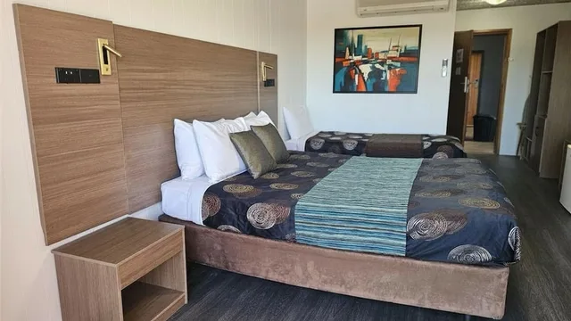 غرفة ديلوكس بسرير كوين وسرير فردي، Elkira Court Motel 4/18