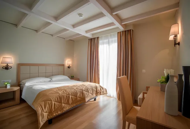 غرفة كلاسيكية بإطلالة على البحيرة مفردة بسرير مزدوج، Kurhaus Cademario – Adult Only 1/1