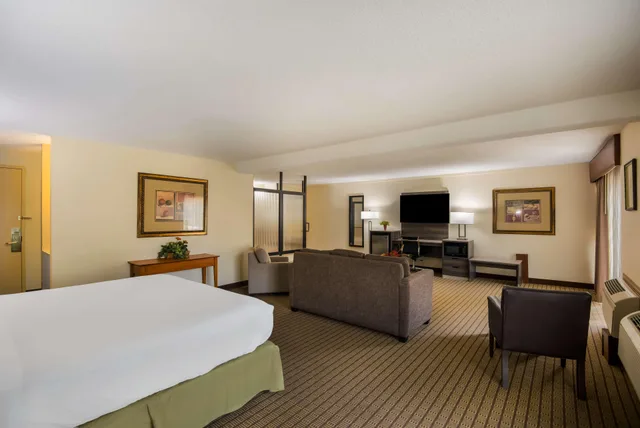 جناح بسرير كينج مع أريكة بمنطقة جلوس بجاكوزي، Best Western Prairie Inn & Conference Center 1/2