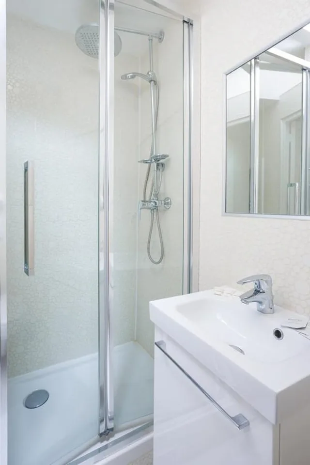 غرفة قياسية بسرير كوين، Hotel Bonne Nouvelle Paris 4/9