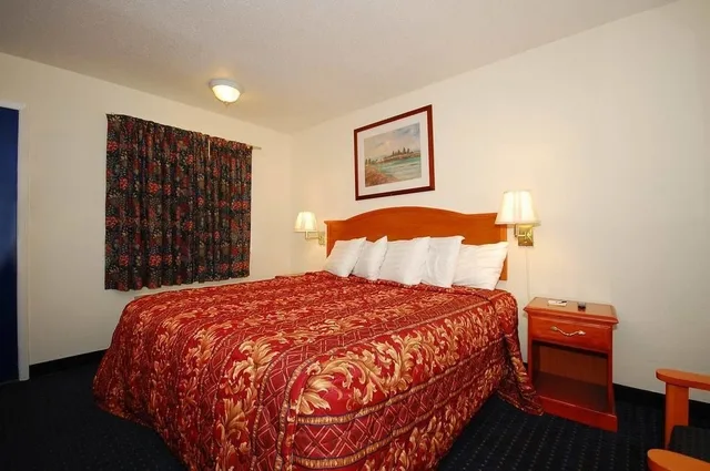 غرفة قياسية بسرير كينج، Days Inn By Wyndham Ku Lawrence 3/10