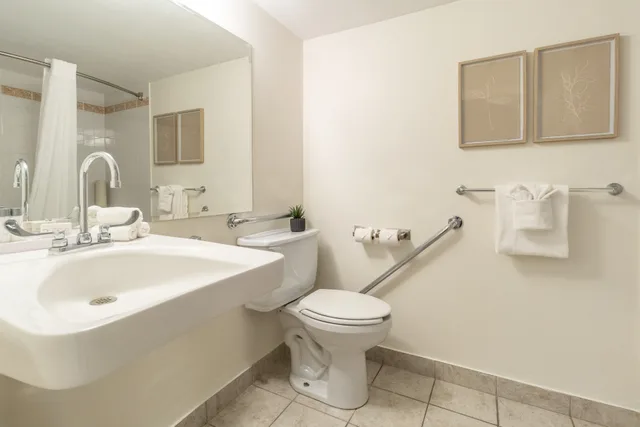 جناح بسريرين كوين، Hotel Faubourg Montreal 7/10