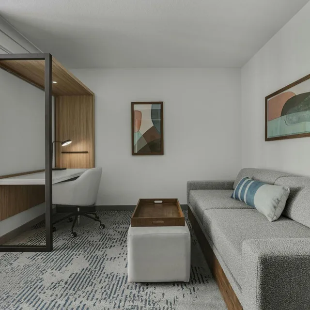 جناح بسرير كينج مع سرير سحّاب إضافي مع أريكة بحوض استحمام لذوي الإعاقة، SpringHill Suites by Marriott Jacksonville North I-95 Area 2/6