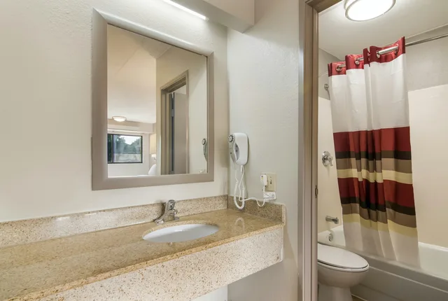 غرفة سوبيريور بسرير كينج، Red Roof Inn Durham - Triangle Park 4/4