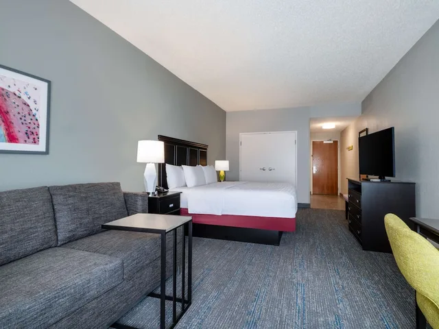 غرفة ديلوكس بسرير كينج مع أريكة، Hampton Inn West Palm Beach Fl Turnpike 3/9